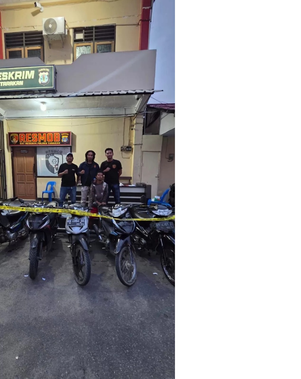 DIAMANKAN : Pelaku yang diamankan beserta barang bukit berupa 8 unit motor. (SATRESKRIM POLRES TARAKAN)