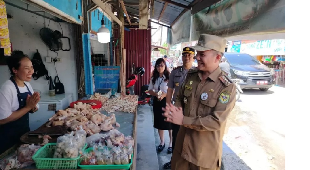 Bupati Gumas Jaya Samaya Monong ketika menyapa warga yang menggeluti usaha berdagang, belum lama ini. (DISKOMINFO SANTIK GUMAS)