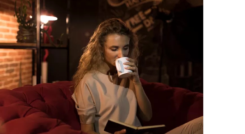 Seseorang yang membutuhkan segelas kopi di malam hari (Freepik)