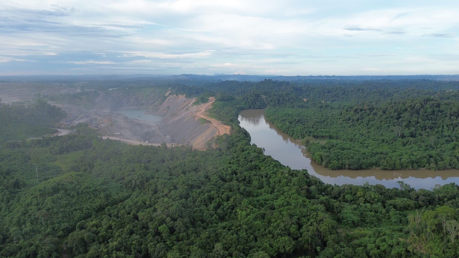 Lubang tambang terbuka (open pit) dengan aliran utama Sungai Kelay, berdekatan, berpotensi memicu bencana ekologis serius.