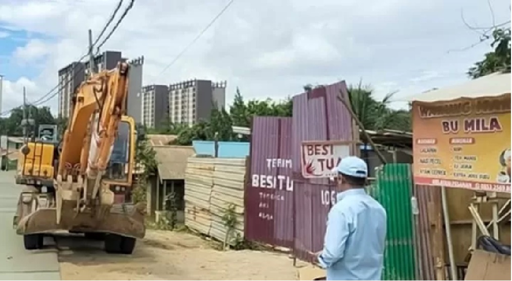 Otorita IKN menertibkan puluhan lapak ilegal di wilayah IKN. Sebanyak 39 lapak besi tua dan 18 warung lapo tuak dibongkar demi menjaga keamanan dan ketertiban.(FOTO:IST)