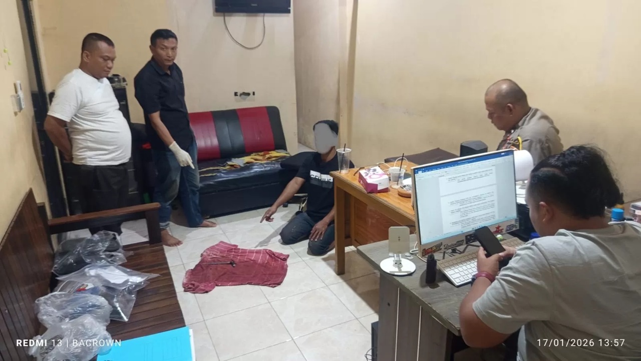 DITAHAN: Terduga pelaku penikaman besarta barang bukti diamankan Polsek Balikpapan Barat. (IST.)