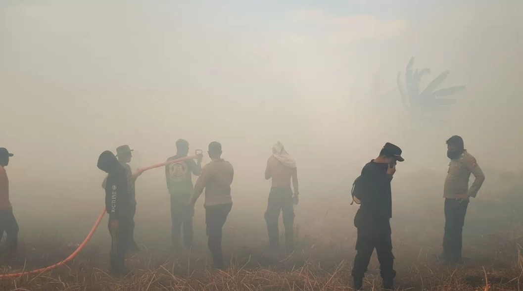 Personel gabungan Polres Sambas memadamkan kebakaran lahan di Desa Selakau Tua, Kecamatan Selakau Timur, Kabupaten Sambas, belum lama ini. (FAHROZI/PONTIANAK POST)