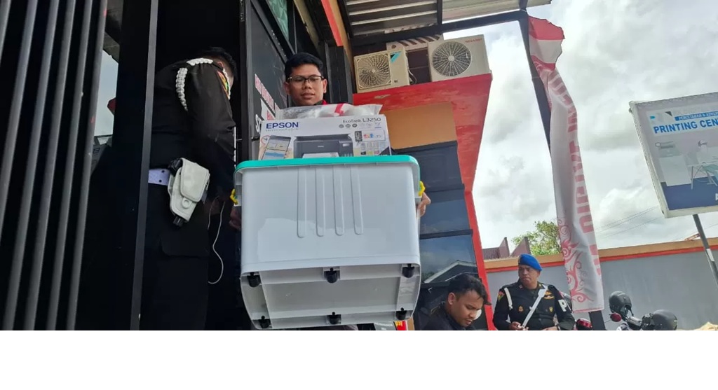 Tim Kejati Kalteng ketika membawa sejumlah barang serta dokumen dari salah satu usaha percetakan dalam penggeledahan lanjutan penyelidikan perkara dana Hibah Pilkada Kotim 2024, Selasa (13/1). (rado/r