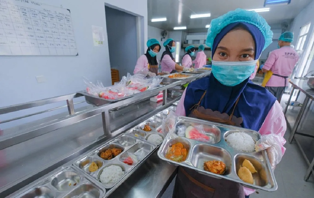 Relawan mengemas menu Makan Bergizi Gratis (MBG) di SPPG Polda Sultra, Kendari, Sulawesi Tenggara. (ANTARA)