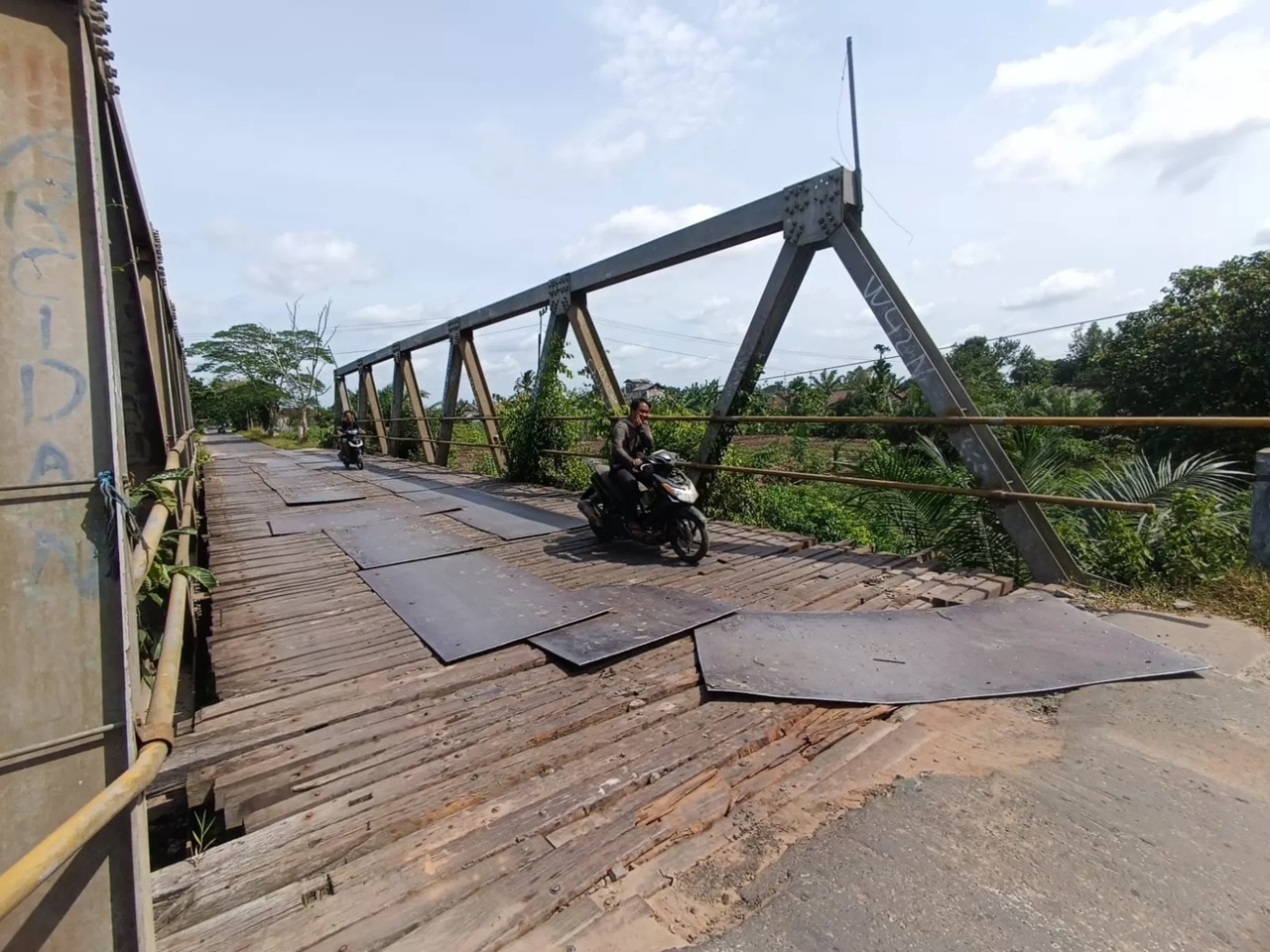 Jembatan Kapten Mulyono Sampit dengan alas-alas besi yang berserakan di atasnya rawan membahayakan pengguna jalan. (Oes/Radar Sampit)