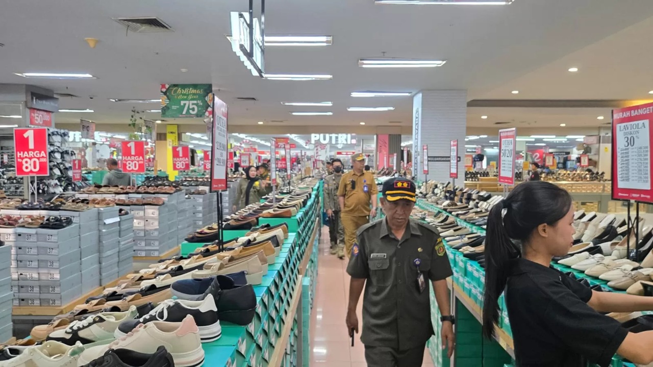 Satgas Satpol PP Samarinda memasuki pusat perbelanjaan, menyasar ASN yang keluar di jam kerja tanpa tujuan jelas. (rin)