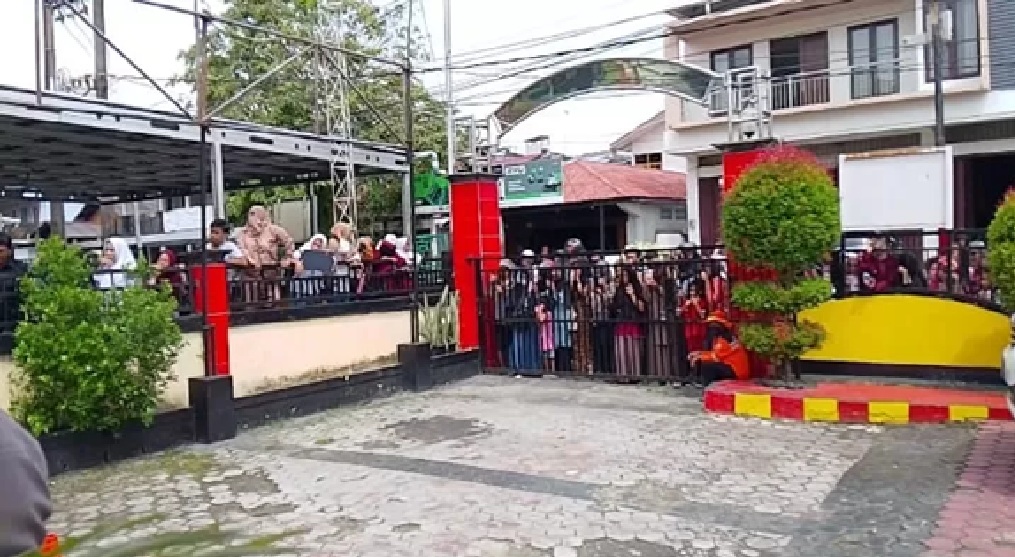 RAMAI NONTON: Proses rekonstruksi menjadi tontonan warga. Bahkan seorang warga digiring oleh polisi usai mencoba mendekati lokasi rekonstruksi. (MOESO/BALPOS)