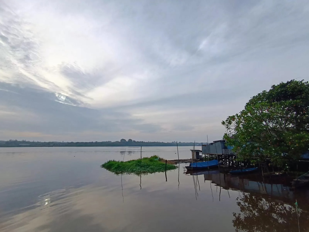 Cuaca di Sampit, terpantau dari tepi Sungai Mentaya, Rabu pagi (21/1 /2026). (Oes/Radar Sampit)