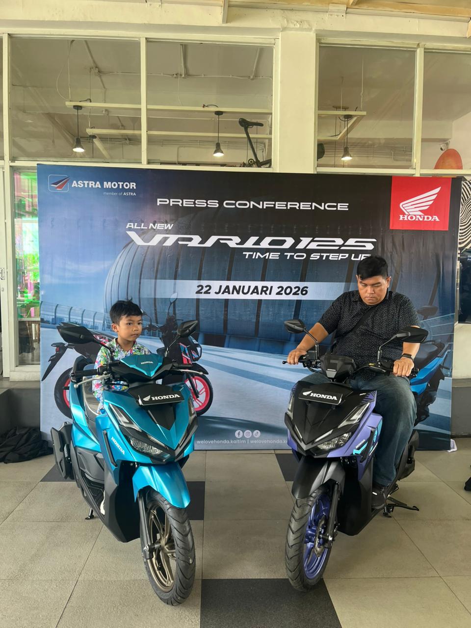 Pengunjung mencoba motor All New Vario 125 yang baru setelah di-launching. (foto: anggi praditha/kaltimpost)