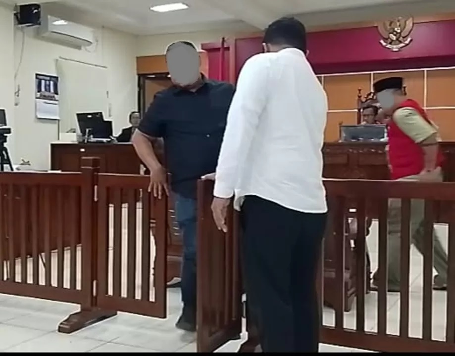 DIMINTA KETERANGAN: Petugas Lapas, AD usai menjadi saksi di persidangan kasus TTPU Catur Adi Prianto. (MOESO/BALPOS)