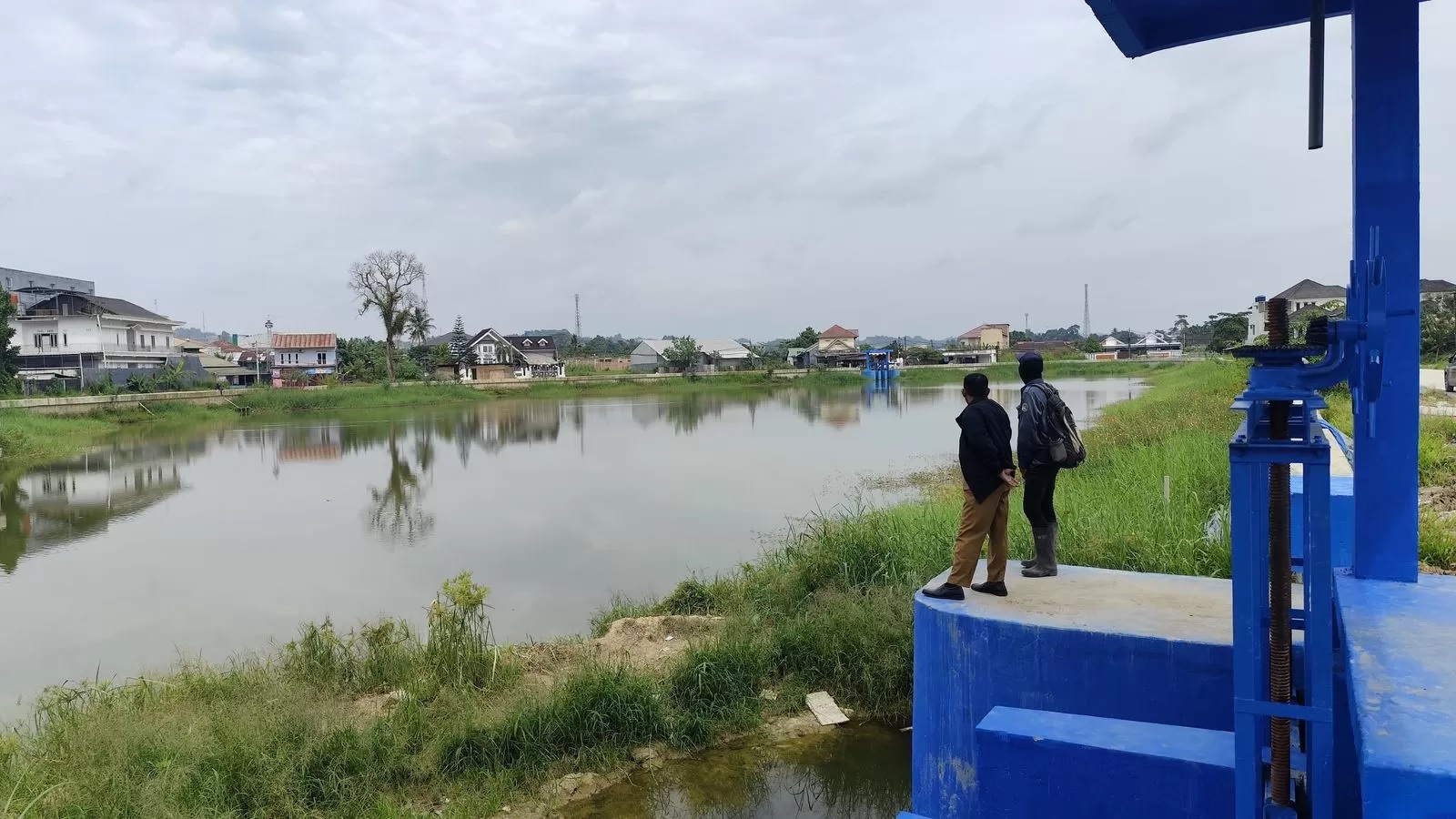 MENUNGGU PEMBEBASAN. Kondisi pembangunan kolam retensi Sempaja. (MELI/SAPOS)