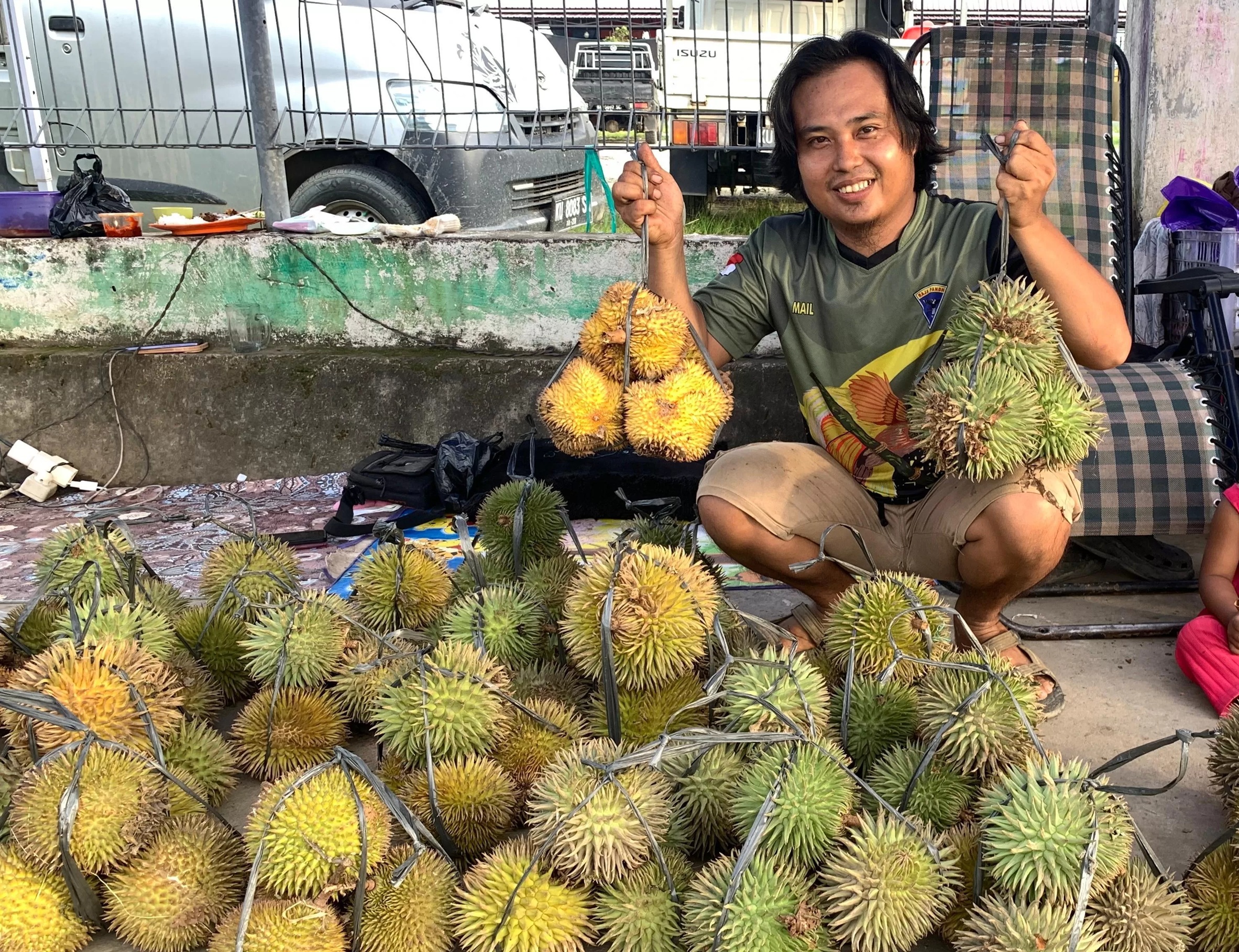 PERJALANAN: Ismail, pedagang durian yang menjual di Malinau, durian dibawa dari pedesaan Kabupaten Nunukan. (DIPA/RADAR TARAKAN)