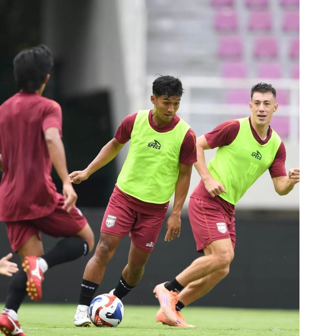 Borneo FC menjajal lapangan Stadion Manahan di sesi official training, Kamis (22/1/2026) sore.