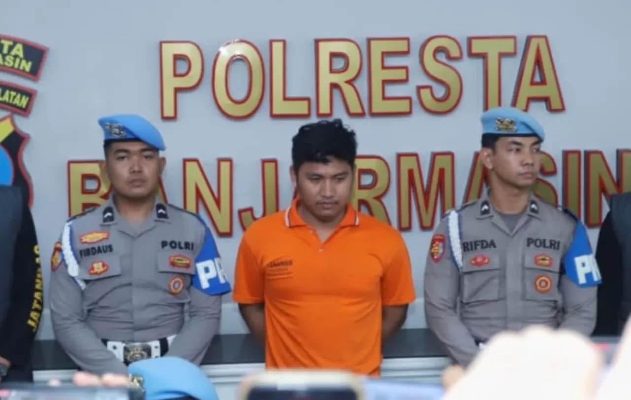 TERSANGKA: Muhamma Seili dihadirkan saat rilis kasus dikawal penjagaan ketat petugas.