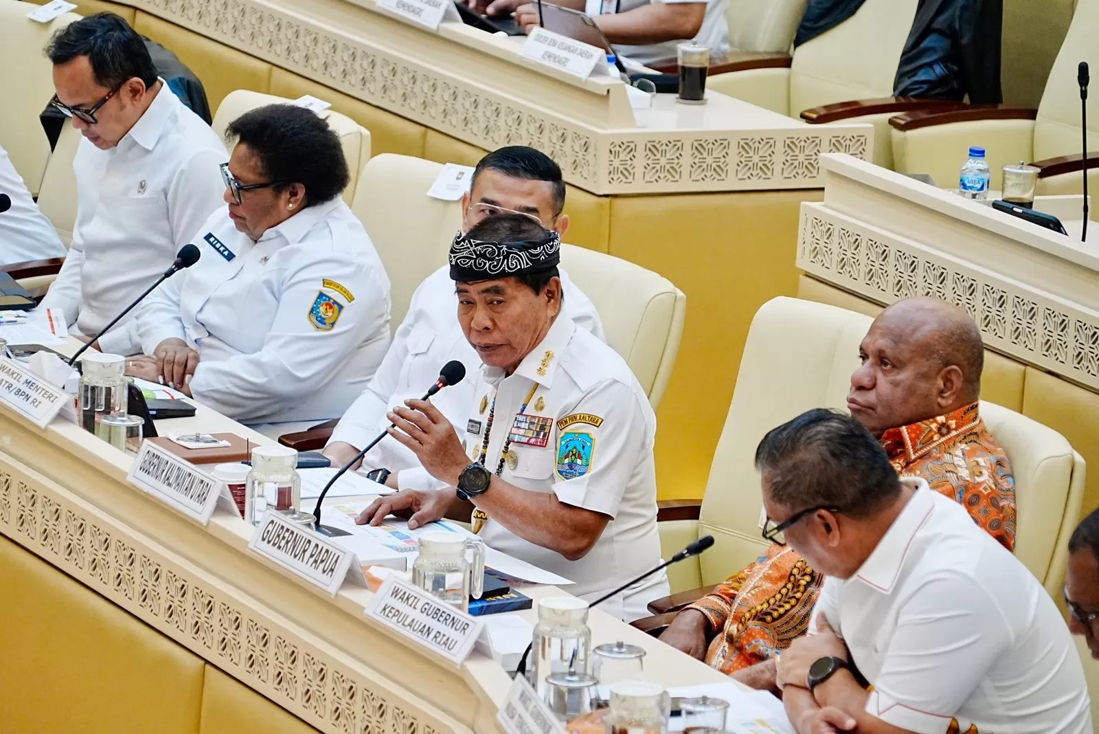 PERBATASAN: Gubernur Kaltara, H. Zainal A Paliwang paparan soal wilayah perbatasan Kaltara di Senayan. (DKISP KALTARA)