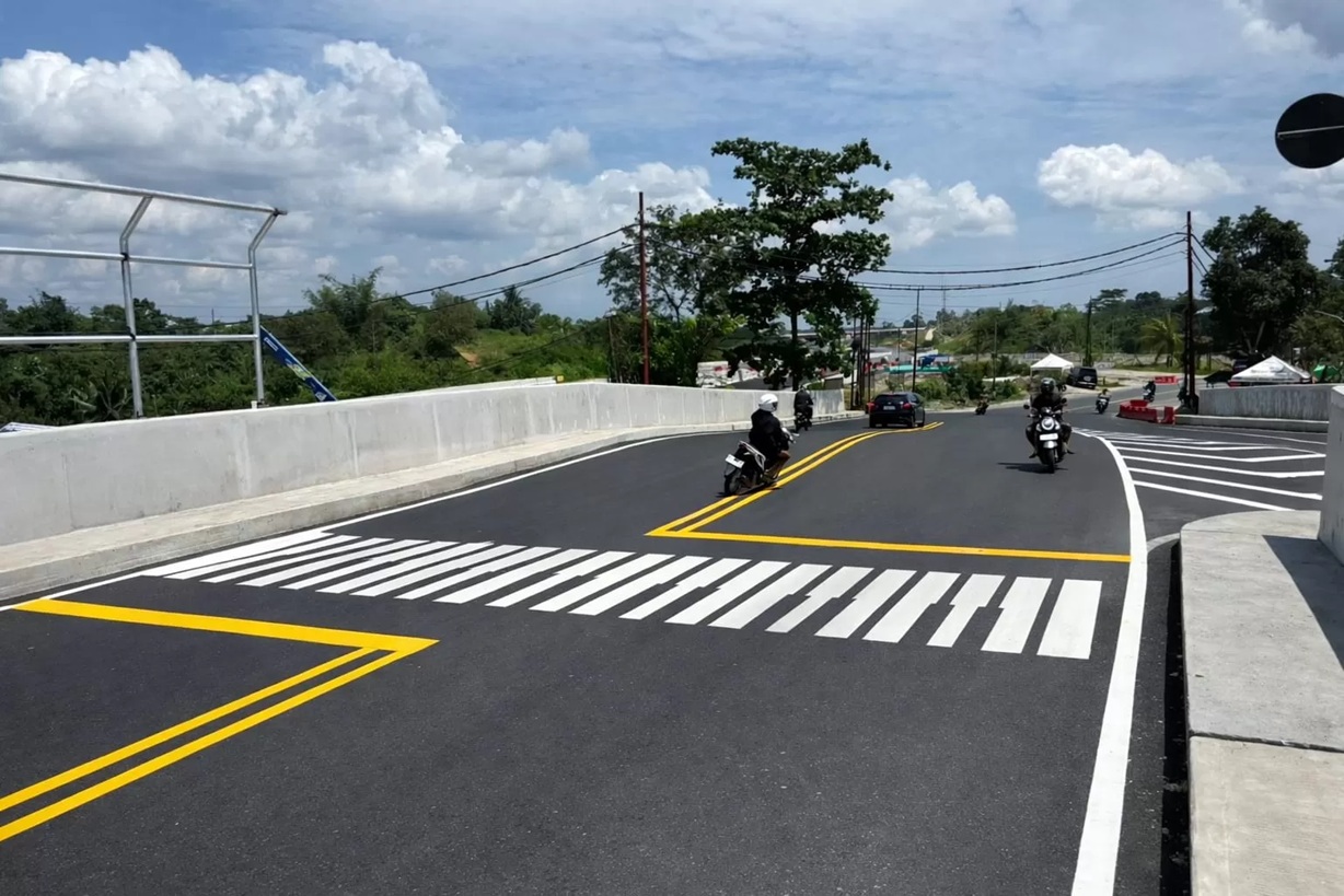 ESTETIK: BBPJN Kaltim melakukan beautifikasi Over Pass 6 KM 11 Jalan Soekarno Hatta Balikpapan yang berada di atas tol IKN.  (BBPJN Kaltim)