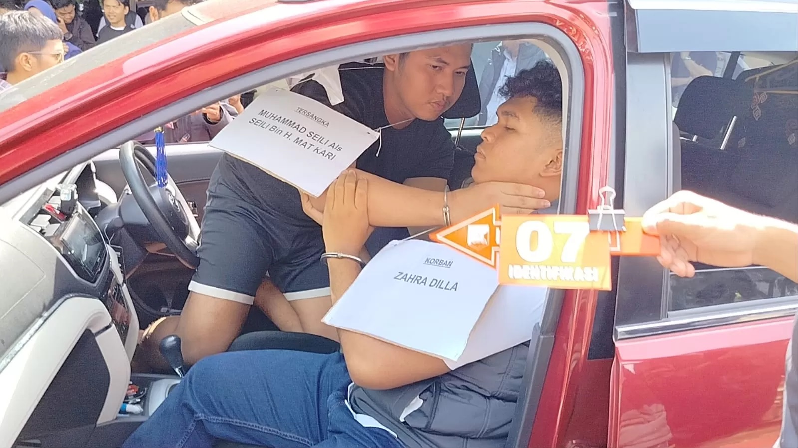 Tersangka M Seili memperagakan salah satu adegan saat rekonstruksi kasus pembunuhan Zahra Dilla di halaman Mapolresta Banjarmasin.