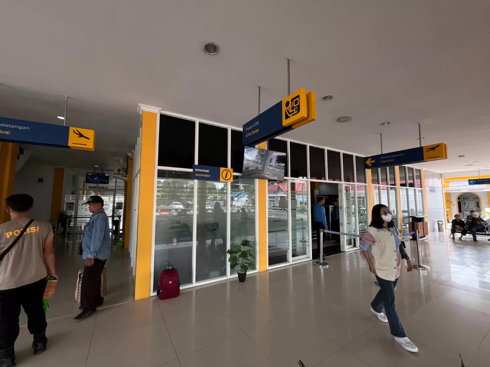 PENERBANGAN: Aktivitas penumpang di Bandara Tanjung Harapan Tanjung Selor yang akan berangkat. (FAISAL/HRK)