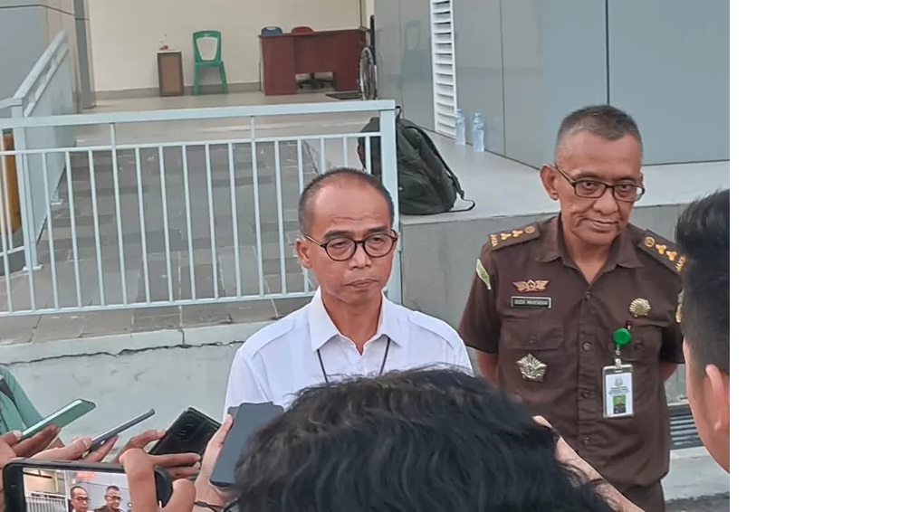 Asintel Kejati Kalteng Hendri Hanafi, memberi keterangan, di sela masa pemeriksaan para saksi, dalam penanganan dugaan tipikor dana hibah Pilkada Kotim 2024. (dodi/radarsampit)