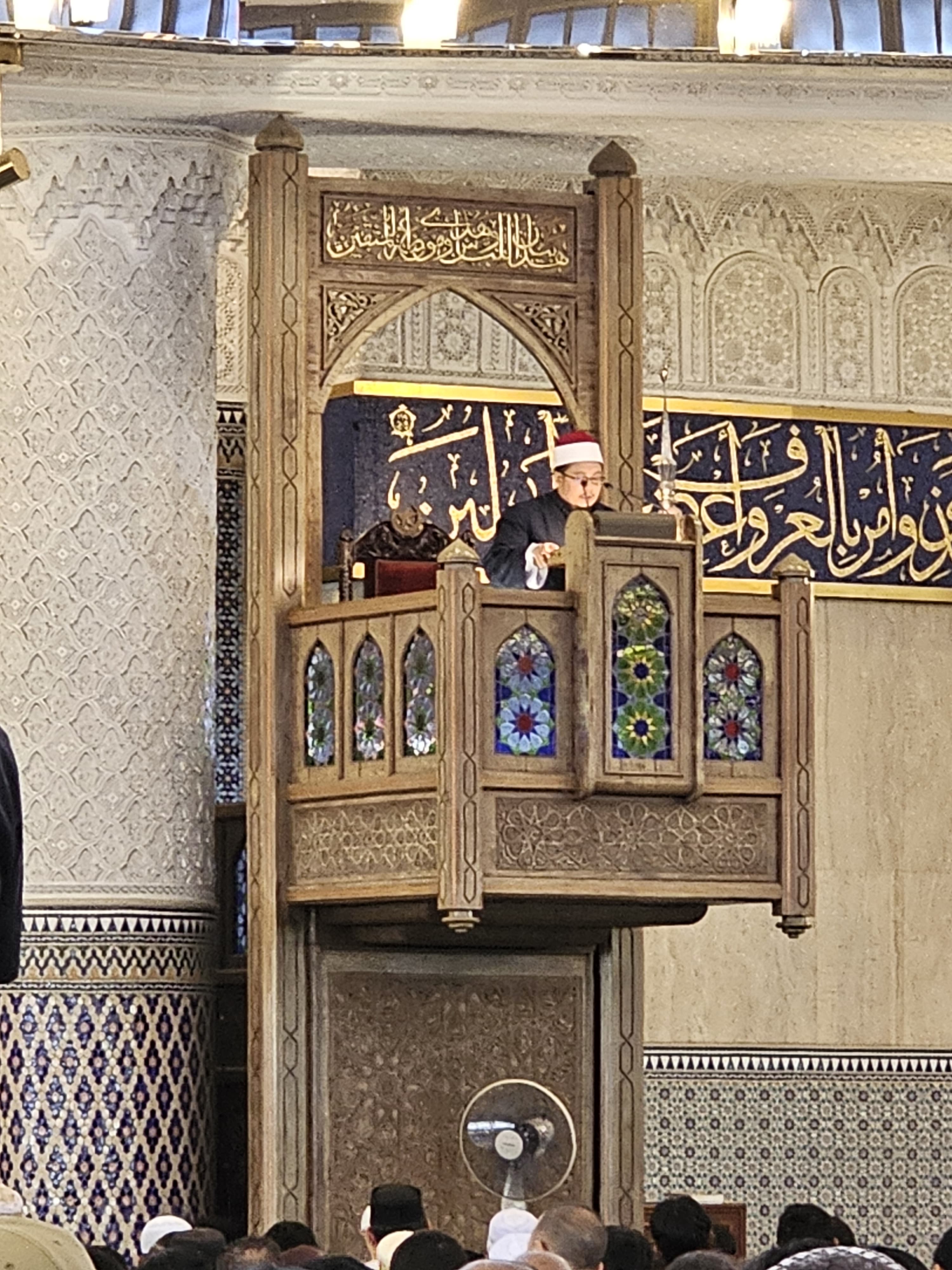 ARTISTIK: Mimbar masjid yang terlihat artistik dan kukuh.