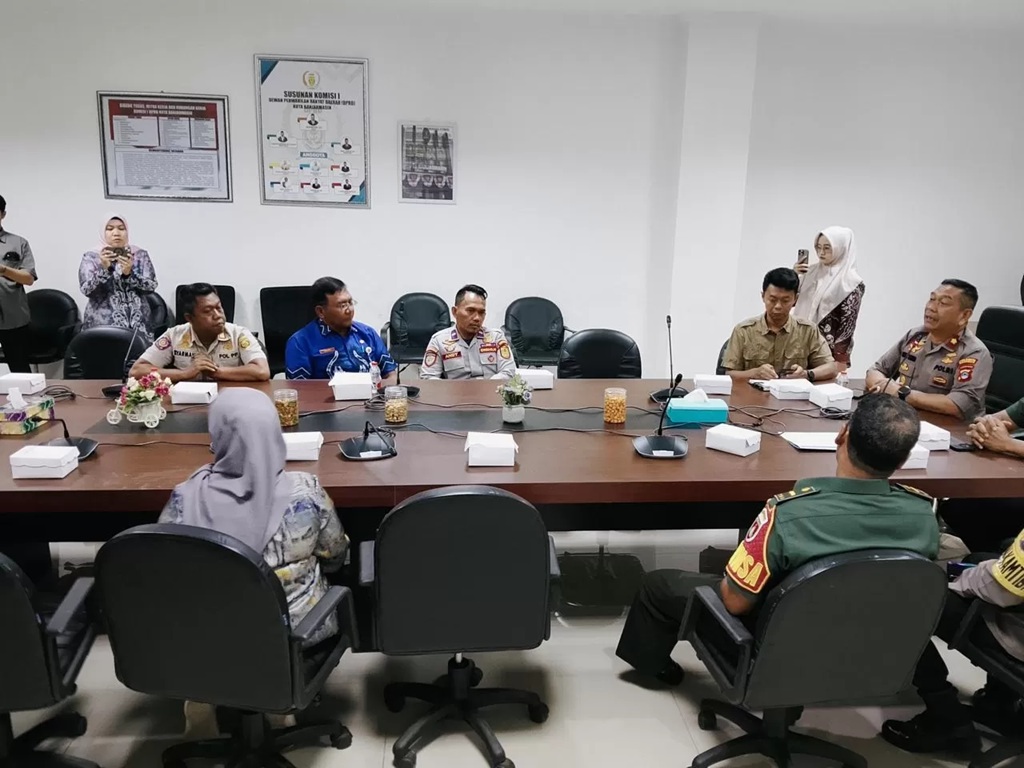 PERTEMUAN: Komisi I DPRD Kota Banjarmasin bersama lintas komisi, kepolisian, TNI, dan instansi terkait menggelar pertemuan membahas langkah konkret penanganan balapan liar. (Endang Syarifuddin)