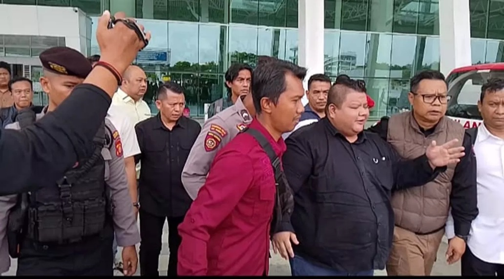 Muraker (baju hitam depan) saat tiba di Balikpapan. Buron Kejari Balikpapan ini ditangkap di kawasan Jakarta Selatan. (MOESO/BALPOS)