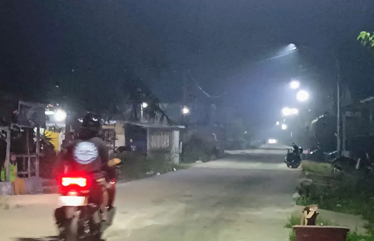 Asap tipis menyelimuti salah satu wilayah di Kecamatan Mentawa Baru Ketapang, Kamis malam (22 /1/2026). (Oes /Radar Sampit)