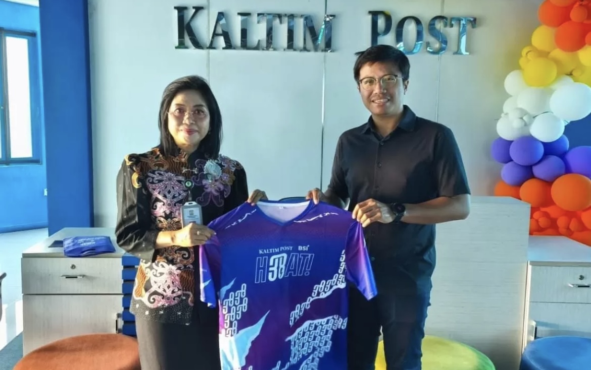 EVENT TAHUNAN: Kepala Disparpora Ratih Kusuma menerima jersey Runstoppable dari Gana.