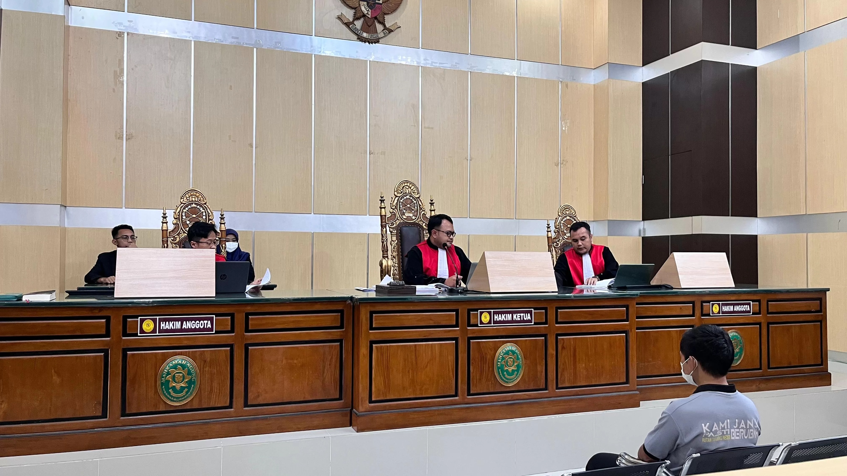 SIDANG: Julius menjalani sidang di Pengadilan Negeri Tanjung Redeb, pada Kamis (23/1). (BERAU POST)