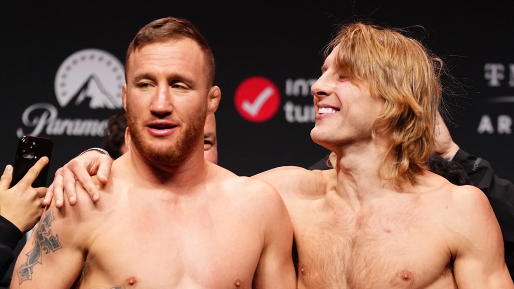 Justin Gaethje (kiri) dan Paddy Pimblett bercengkrama.