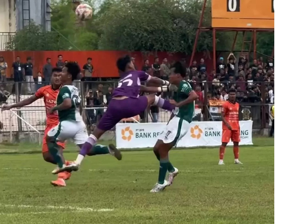 BERBAHAYA : Momen tendangan keras kiper PSIR Rembang ke pemain Persikaba Blora yang berujung sanksi seumur hidup.