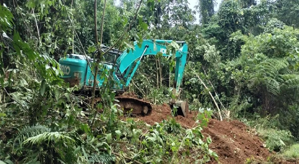 ILEGAL : Salah satu alat berat yang diamankan dalam penertiban PETI emas di Desa Pemalongan dan Tanjung, Kecamatan Bajuin, Rabu (21/1). (MC Tala)