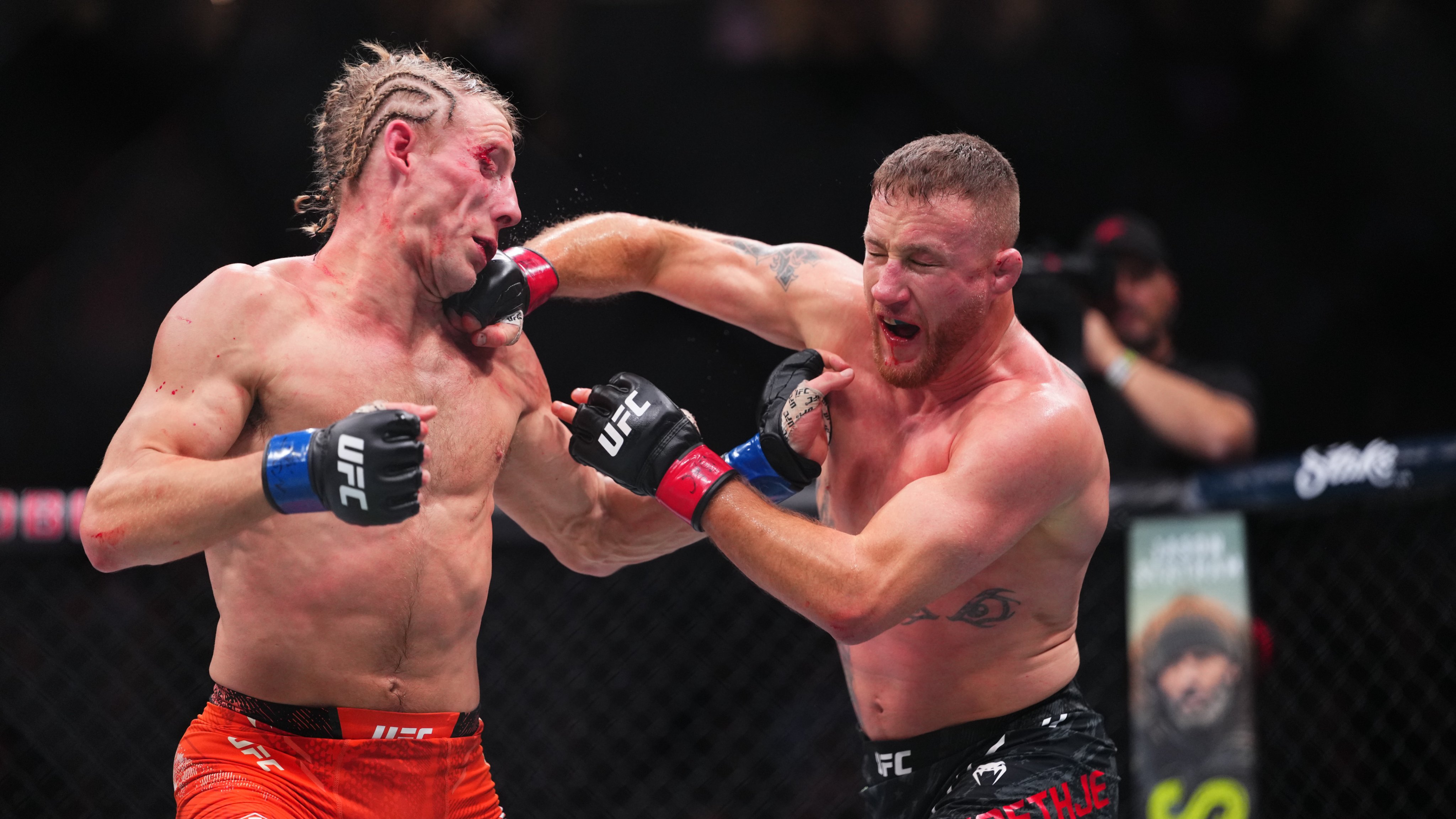 Baku hantam Paddy Pimblet versus Justin Gaethje. Justin menang angka atas Paddy dan menjadi juara interim untuk kedua kalinya. (X)