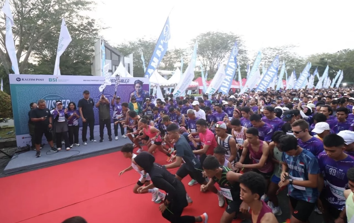 LANGSUNG GAS: Peserta BSI Kaltim Post Runstoppable 2026 saat dilepas di garis start, Minggu (26/1/2026), pukul 06.30 Wita.