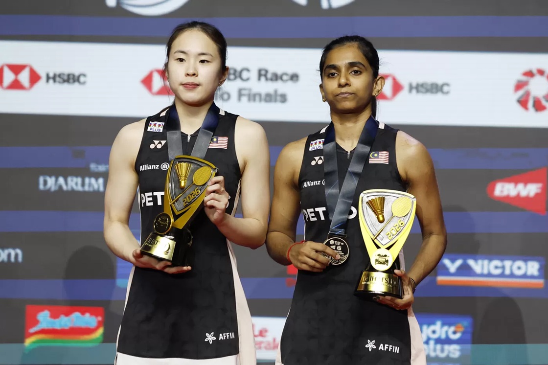 Pebulu tangkis ganda putri Malaysia Pearly Tan dan Thinaah Muralitharan berpose dengan medali dan piala mereka usai menjuarai Daihatsu Indonesia Masters 2026 di Istora Senayan, Jakarta, (25/1/2026).