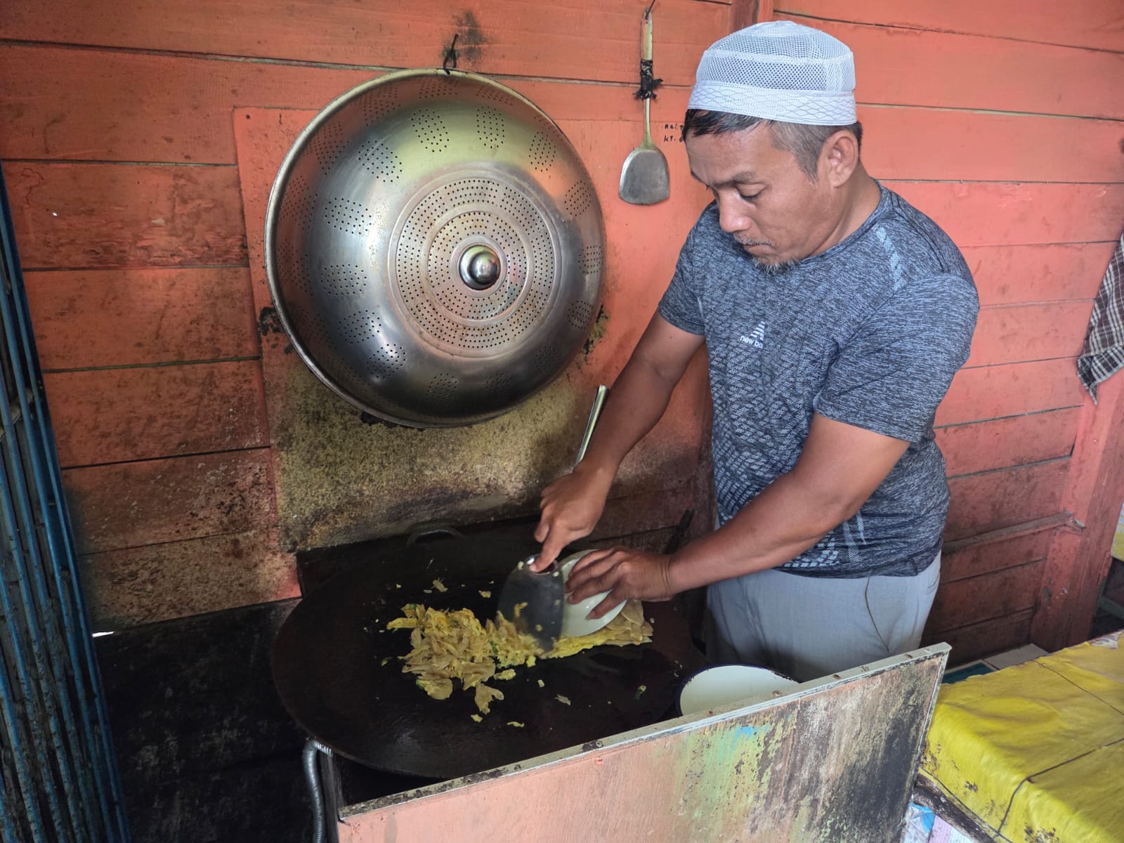 Muhidin, putra pertama Haji Abdullah meneruskan warisan keluarganya menjual Martabak Kareh di Kelurahan Loa Tebu, Tenggarong (Elmo/Prokal.co)