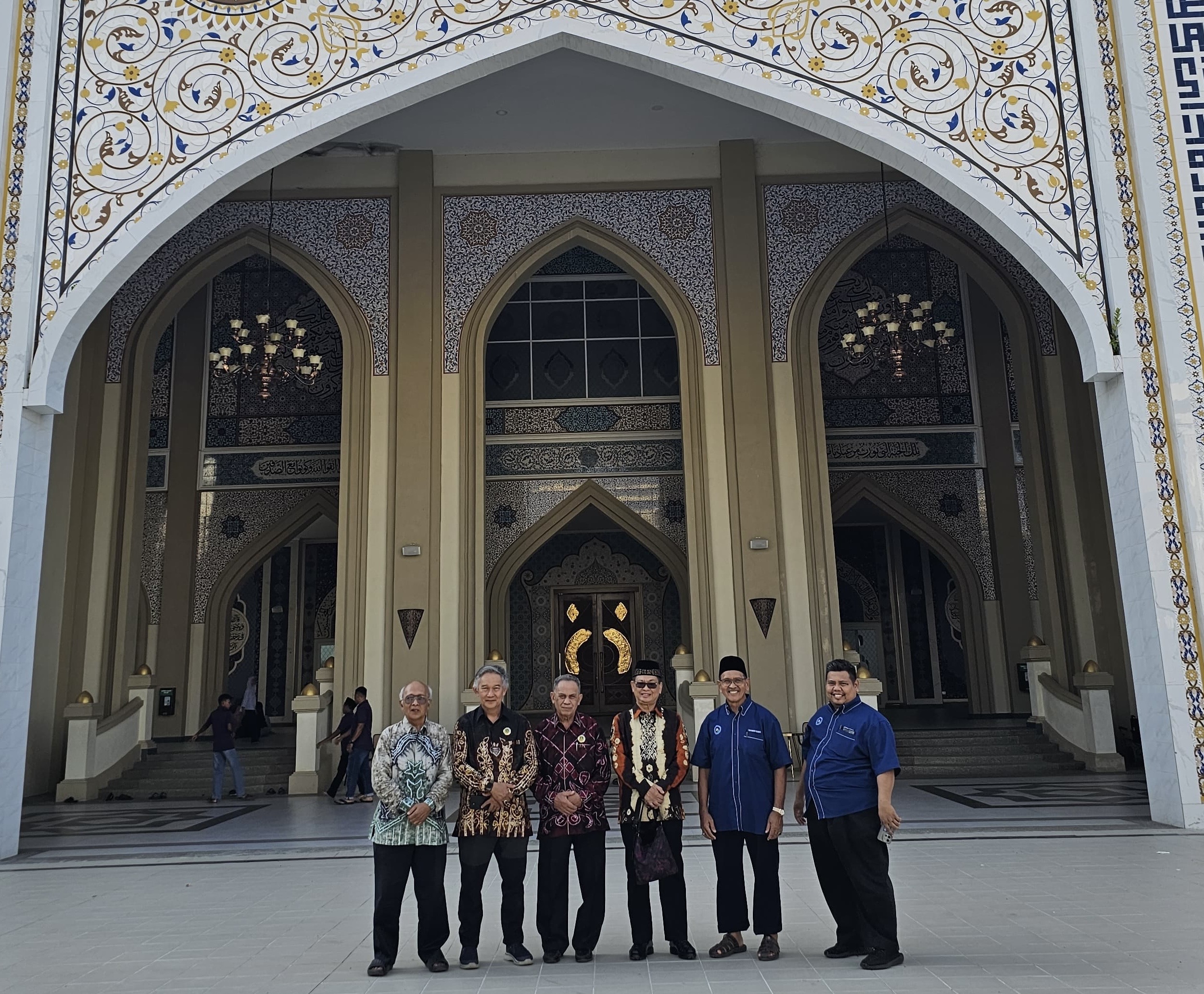 SILATURAHMI: Irianto Lambrie (tiga kanan) bersama sejumlah pengurus Pertubuhan Banjar Malaysia (PBM) usai Salat Asar di Masjid Tuminah Hamidi, Bagan Datuk Perak, Malaysia, Sabtu, 24 Januari 2024.