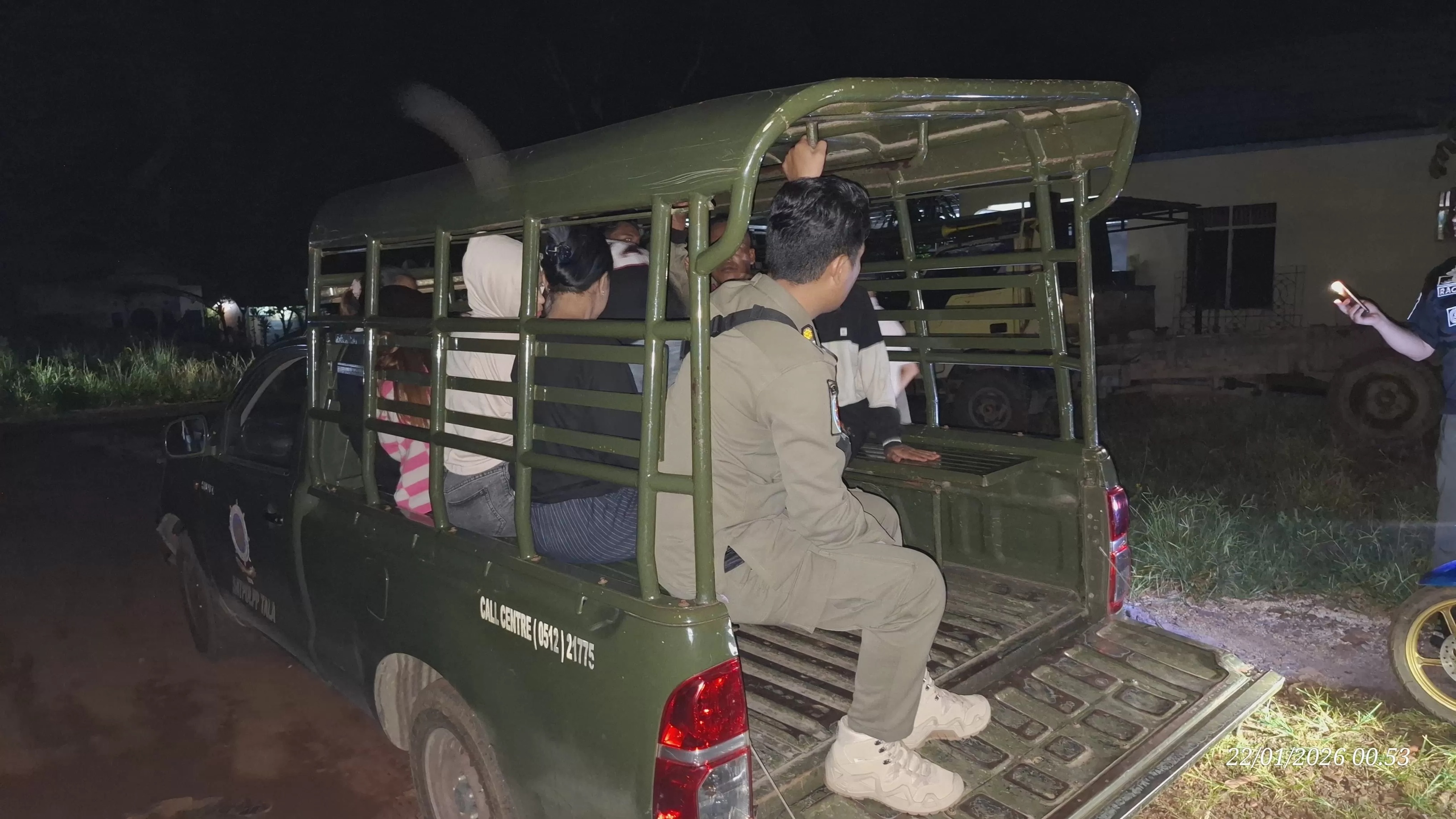 DICIDUK: Personel Satpol PP dan Damkar Tanah Laut (Tala) melakukan pengamanan sejumlah pasangan bukan muhrim di salah satu rumah kos di Pelaihari.