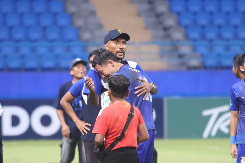 Pelatih Persiba Leonard Tupamahu berselebrasi dengan pemain setelah kemenangan 1-0 atas Barito Putera. (Foto: Anggi/KP)