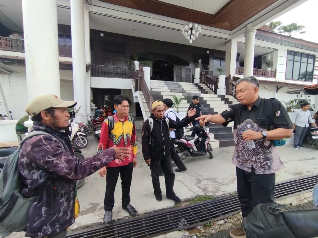 ADU ARGUMEN: Debat antara perwakilan warga dengan Direktur Operasional PT Palmina, Leksono Budi Santoso usai pelaksanaan RDP di depan gedung DPRD Kabupaten Banjar. (ADLAN ZAKIRI)