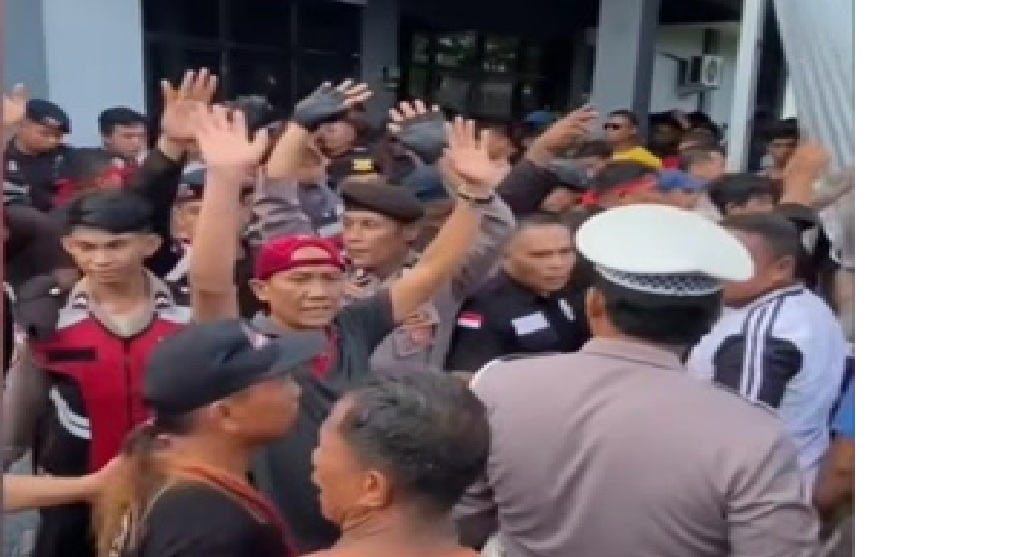 Ratusan massa dari Aliansi Masyarakat Adat Melonguane melakukan demonstrasi di Markas Komando Pangkalan TNI Angkatan Laut Melonguane, menuntut agar oknum pelaku penganiayaan diproses hukum.