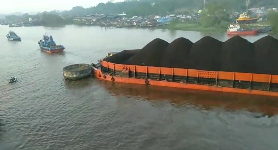 Ponton batu bara yang lepas dan menghantam jembatan Mahulu.
