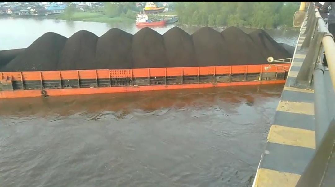 Ponton batu bara yang menghantam jembatan Mahulu.