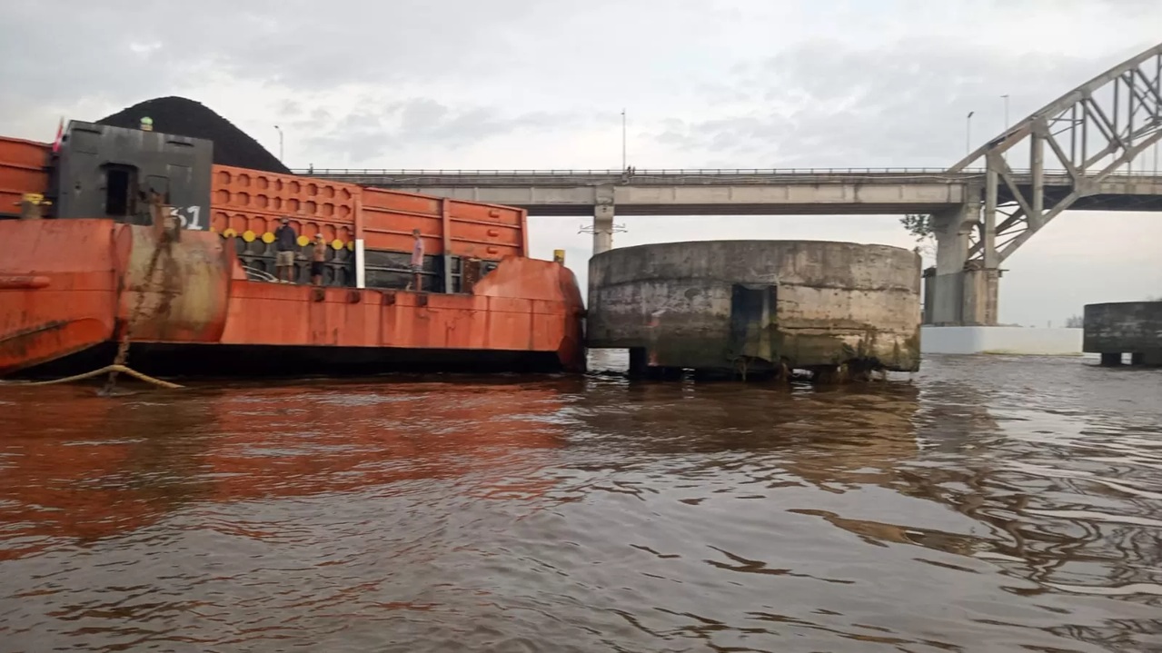 Insiden tertabraknya kembali Jembatan Mahulu, membuka tabir keterlibatan APH dalam pengelolaan bouy atau tambatan ilegal di alur Sungai Mahakam. (DOK/SAPOS)