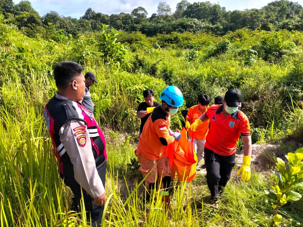 EVAKUASI: Petugas saat mengevakuasi mayat perempuan tanpa identitas di parit pinggir jalan di Kota Nanga Bulik, Lamandau, Minggu (25/1/2026) (Ria Mekar/Radar Sampit)
