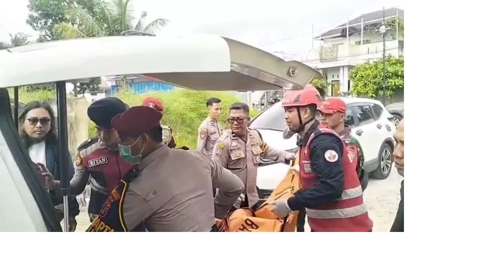 Petugas mengevakuasi jenazah korban gantung diri di Kelurahan Sumber Rejo, Senin (26/1/2025). (Arif Fadillah)
