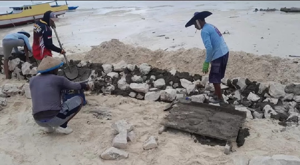 PERTAHANKAN TRADISI. Warga tetap ingin bertahan di hunian pinggir pantai Maratua, sebagai bagian dari tradisi suku Bajau yang tidak jauh dari laut.
