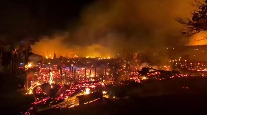 Kebakaran hebat di kawasan padat penduduk di Jalan Bungai, RT 007 RW 004, Kelurahan Kasongan Lama, Kecamatan Katingan Hilir, Minggu malam (25/1/2026)