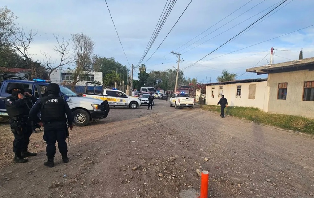 Polisi berjaga usai penembakan.